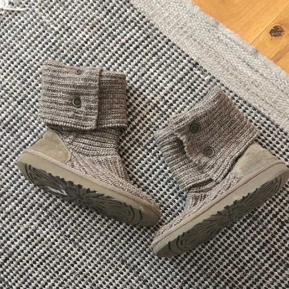UGG Cardi Knit Ankle Boots, Size 2, Damaged But Good Condition, Stylish! - Picture 2 of 8